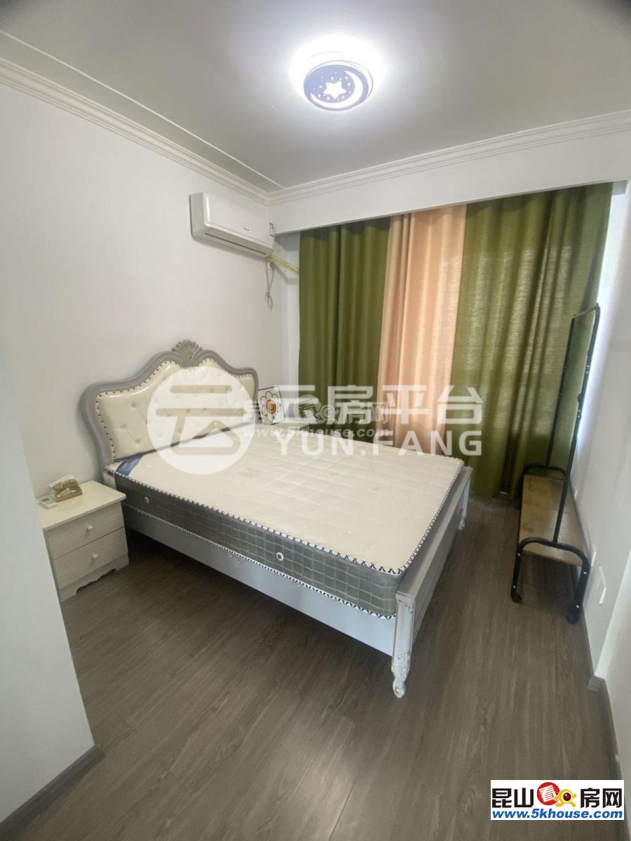 吉房出租看房方便上海星城花园 1600元月 3室2厅2卫 精装修