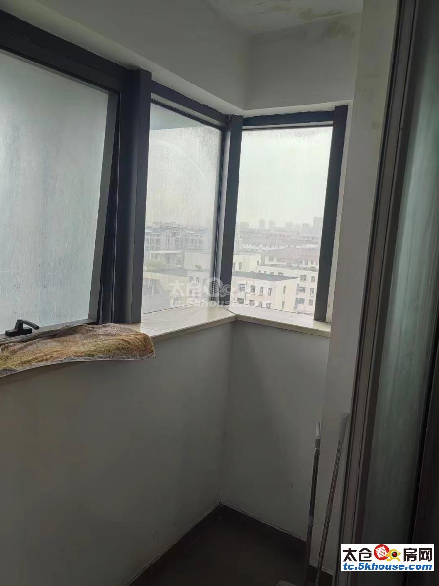 上海广场一室一卫开发商装修好楼层1300一月有钥匙