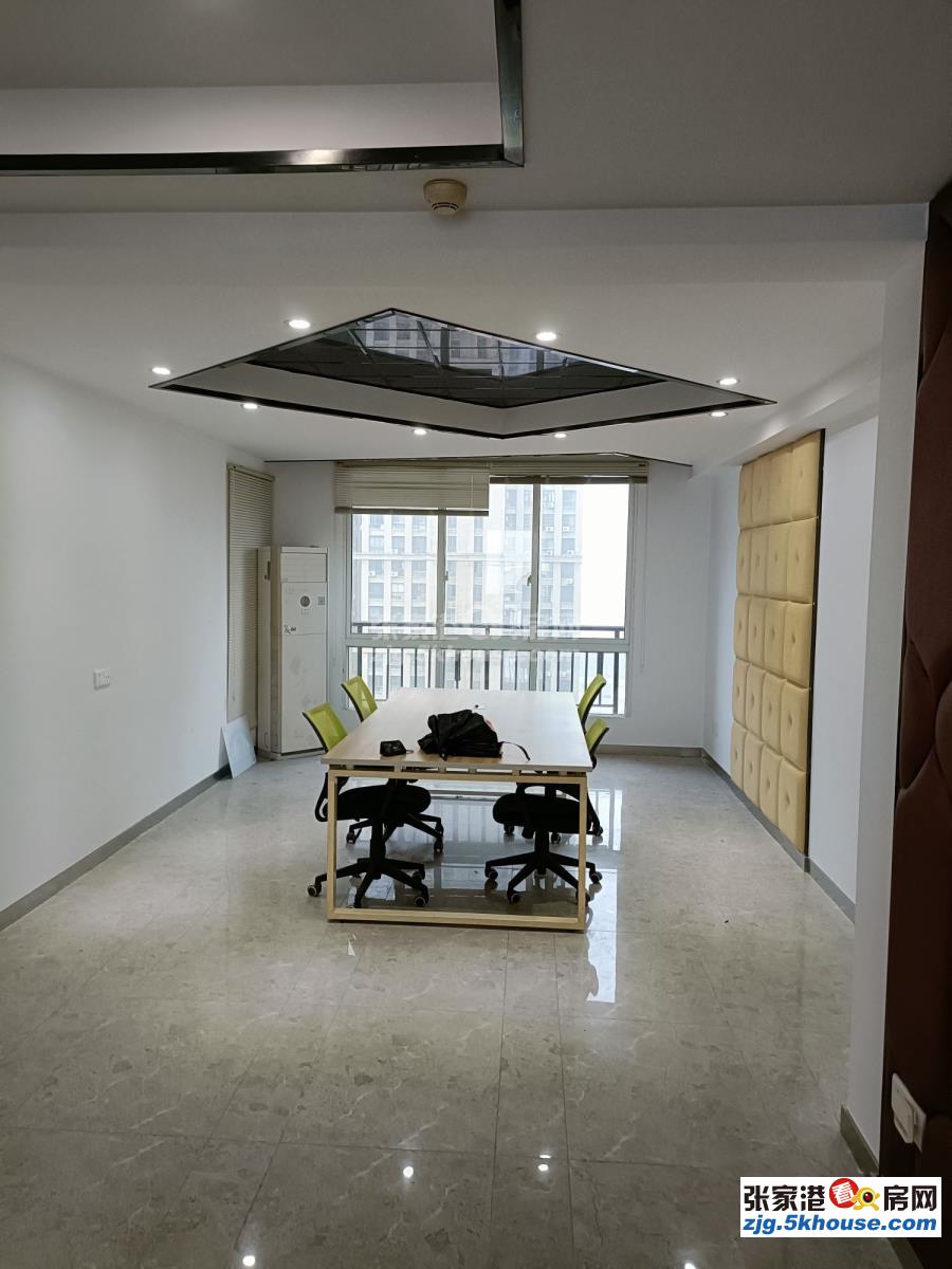 东方新天地 12楼 103平米 办公装 带办公家具 3.2万/年 包物业